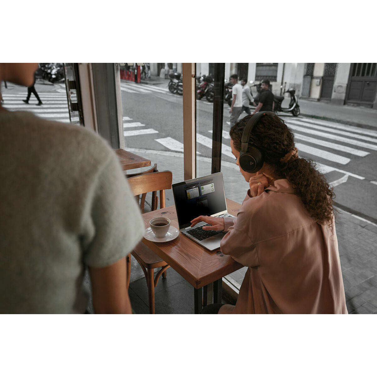 Laptop HP AD2Z9ET#ABE-2