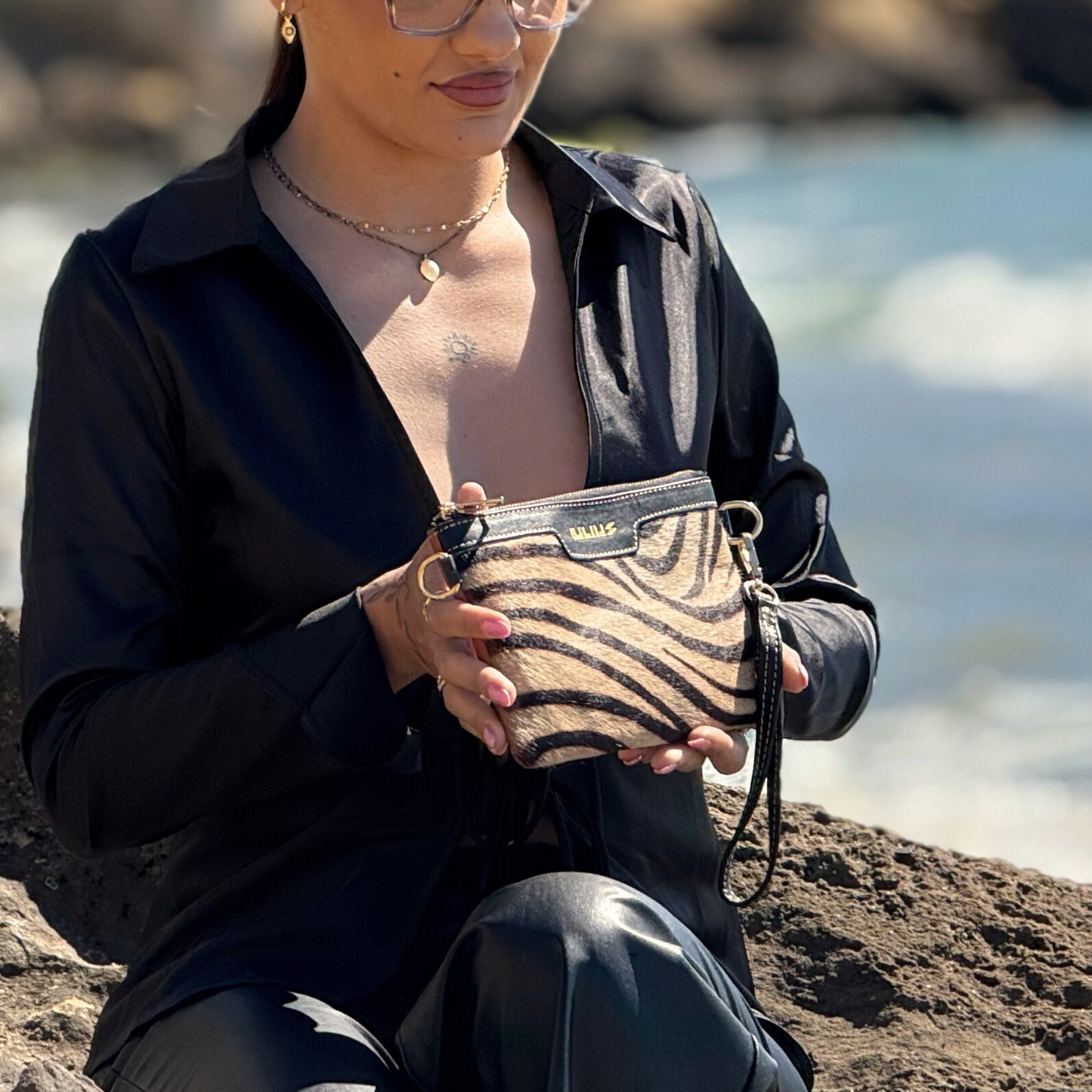 Cartera de Mano de Cuero Negro con Solapa Pelo Cebra – Piel Genuina – IULIUS-4