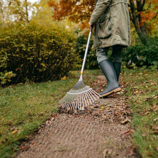 FISKARS Kovové hrable na listy trávy, mach, vejárové, ERGONOMIC (1076977)-0