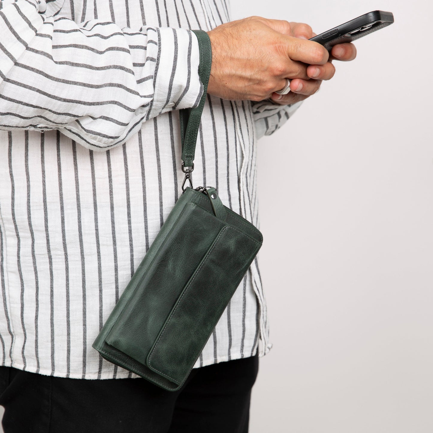 Anchorage Leather Wallet – Phone Holder & 12 Card Slots-1