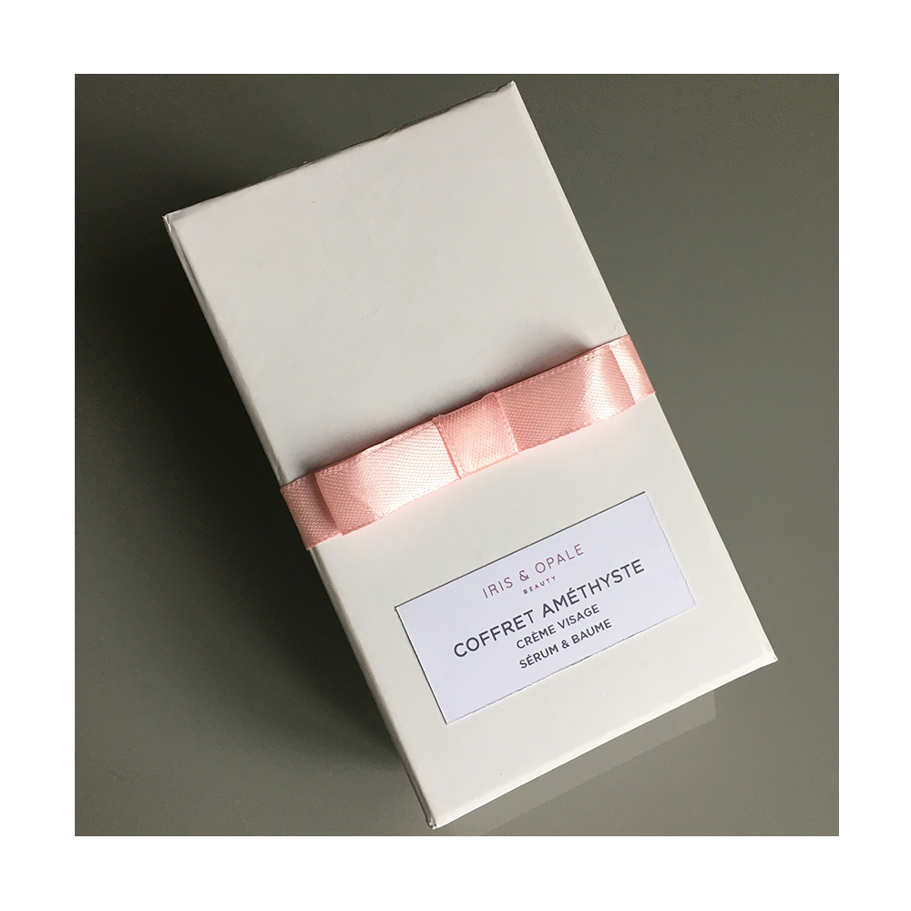 Pierre d'améthyste sur fond blanc