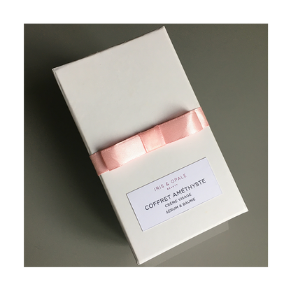 Pierre d'améthyste sur fond blanc