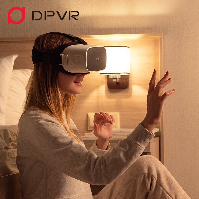 DPVR-Virtual-Reality-Headset-P1-man-watching-movie