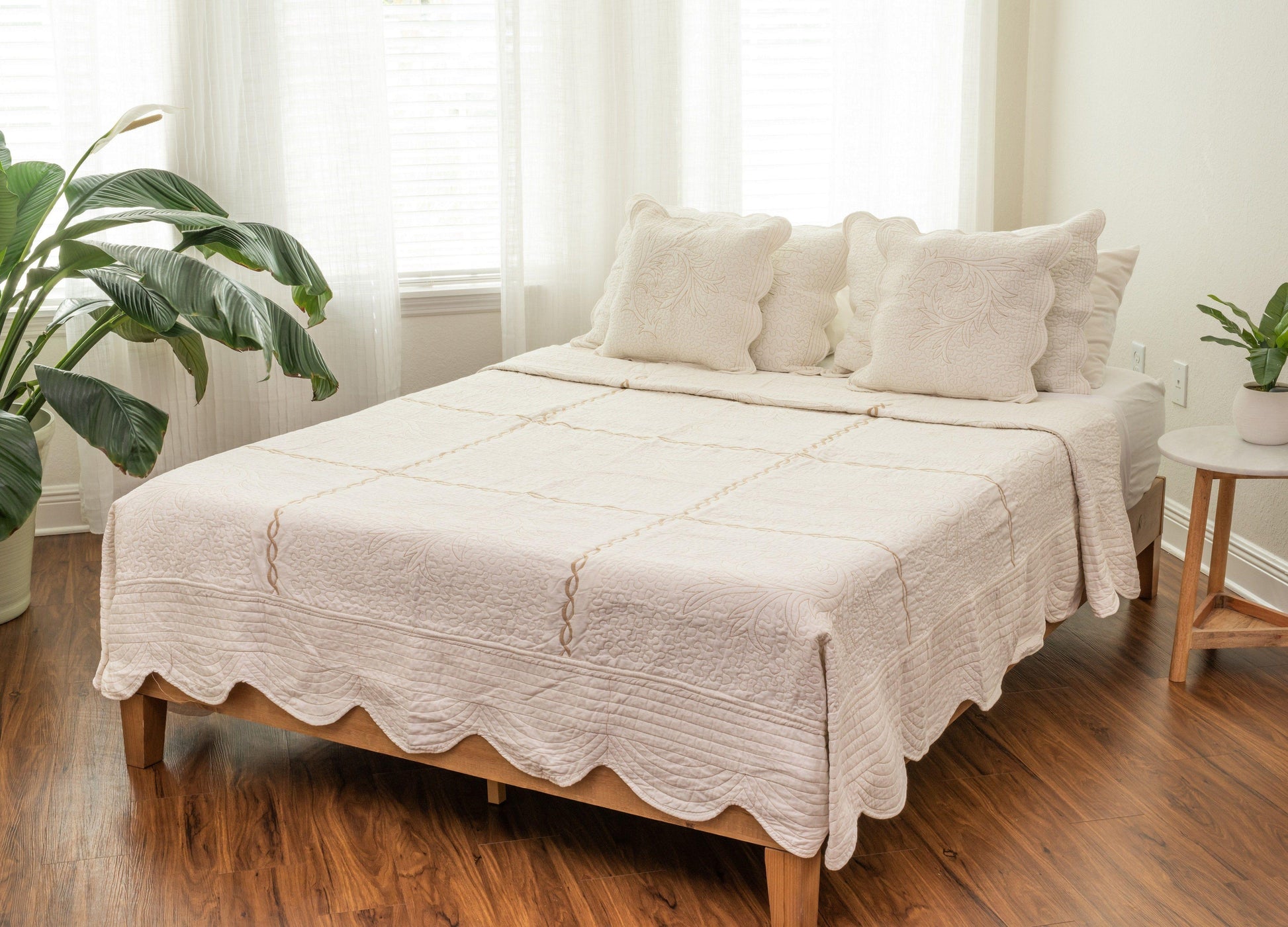 DaDa Bedding Elegant White Floral Beige Matelassé 100% Cotton Coverlet 5Pcs Bedspread Set - King Size (DXJ101796)-0